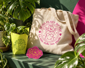 Shopper Silvia Plant Sitter con marchio fucsia, piante, adesivo floreale e rivestimento lime per un vaso