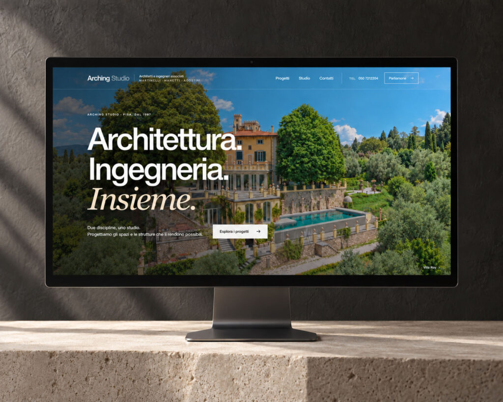 Dettaglio del sito Arching Studio su monitor, con il titolo Architettura, Ingegneria, Insieme e la fotografia di Villa Rey