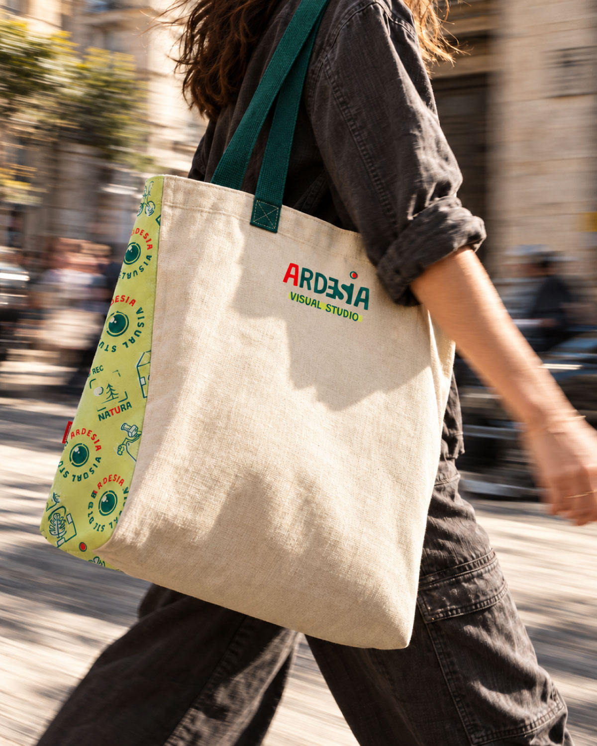 Tracolla Ardesia indossata in movimento