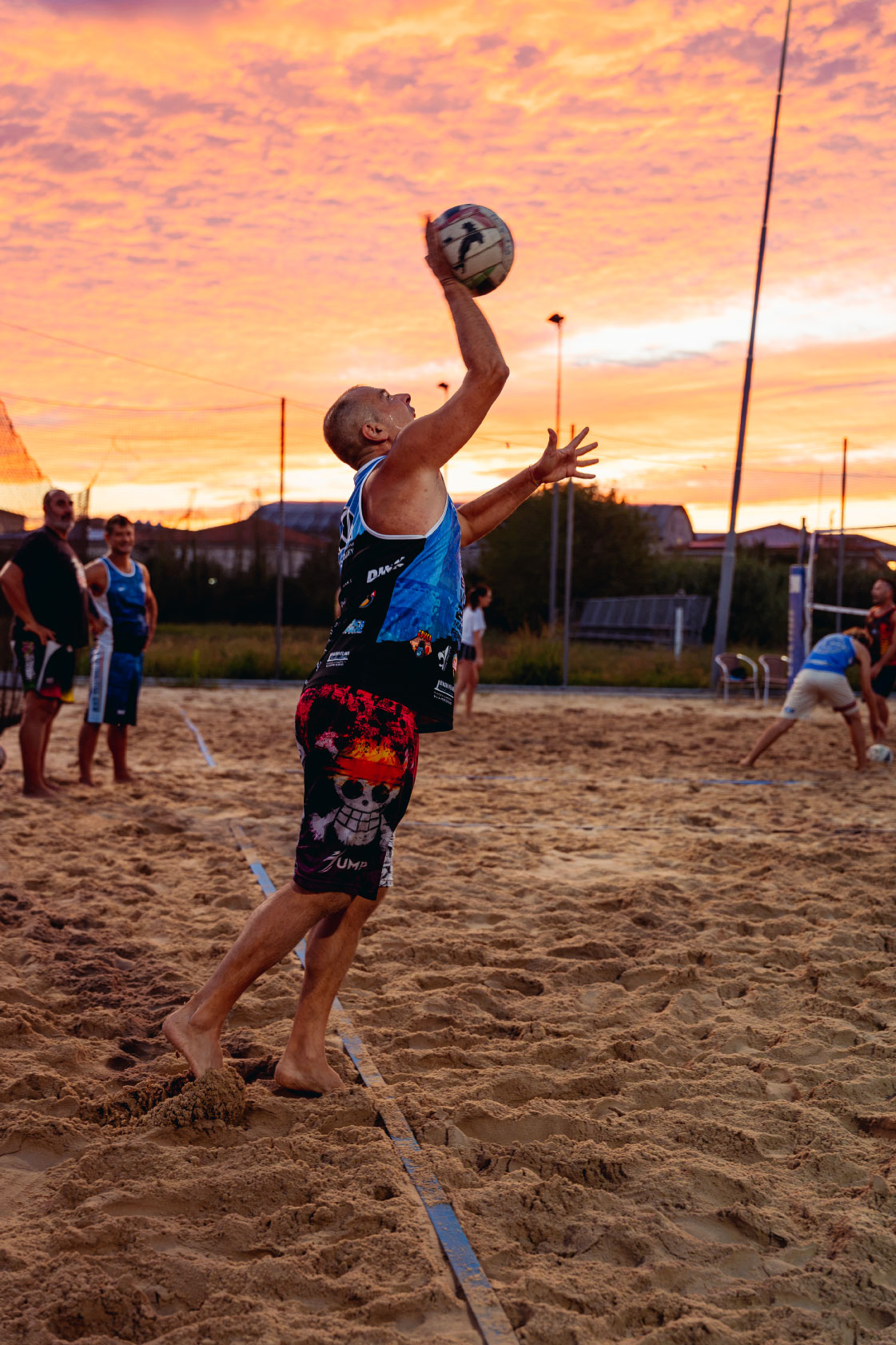 Un momento di battuta sul campo di Beach Space Pisa