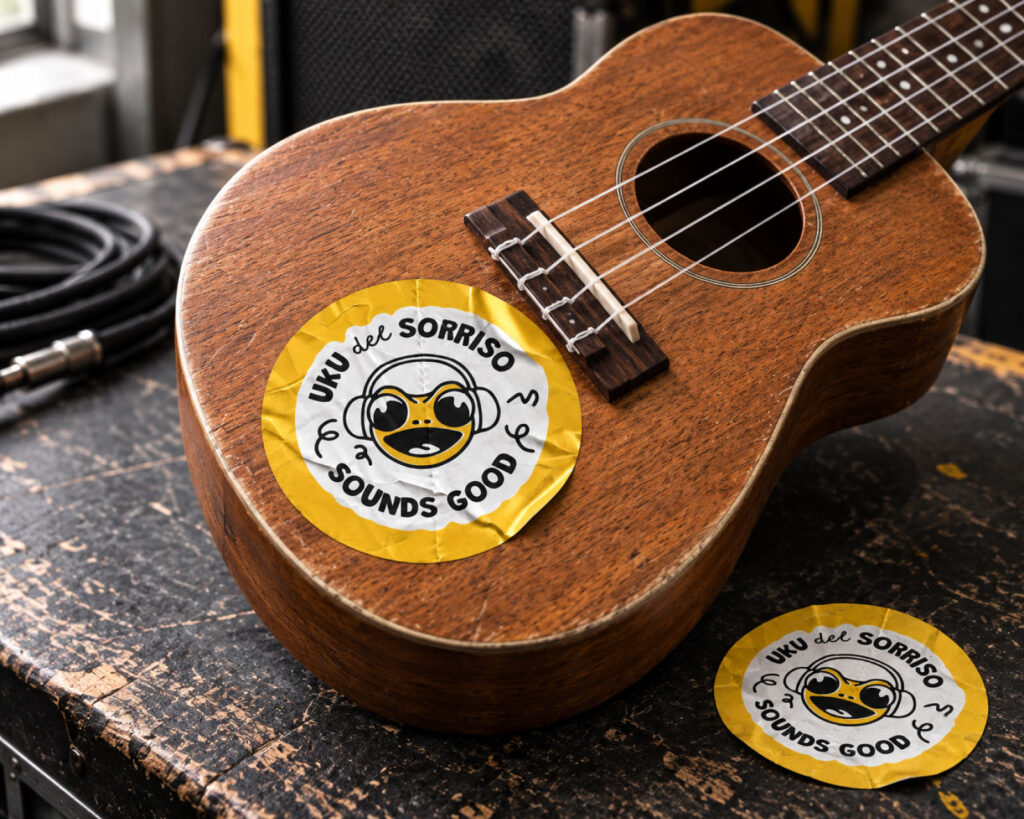 Marchio Ukulele del Sorriso applicato come adesivo a un ukulele in legno.