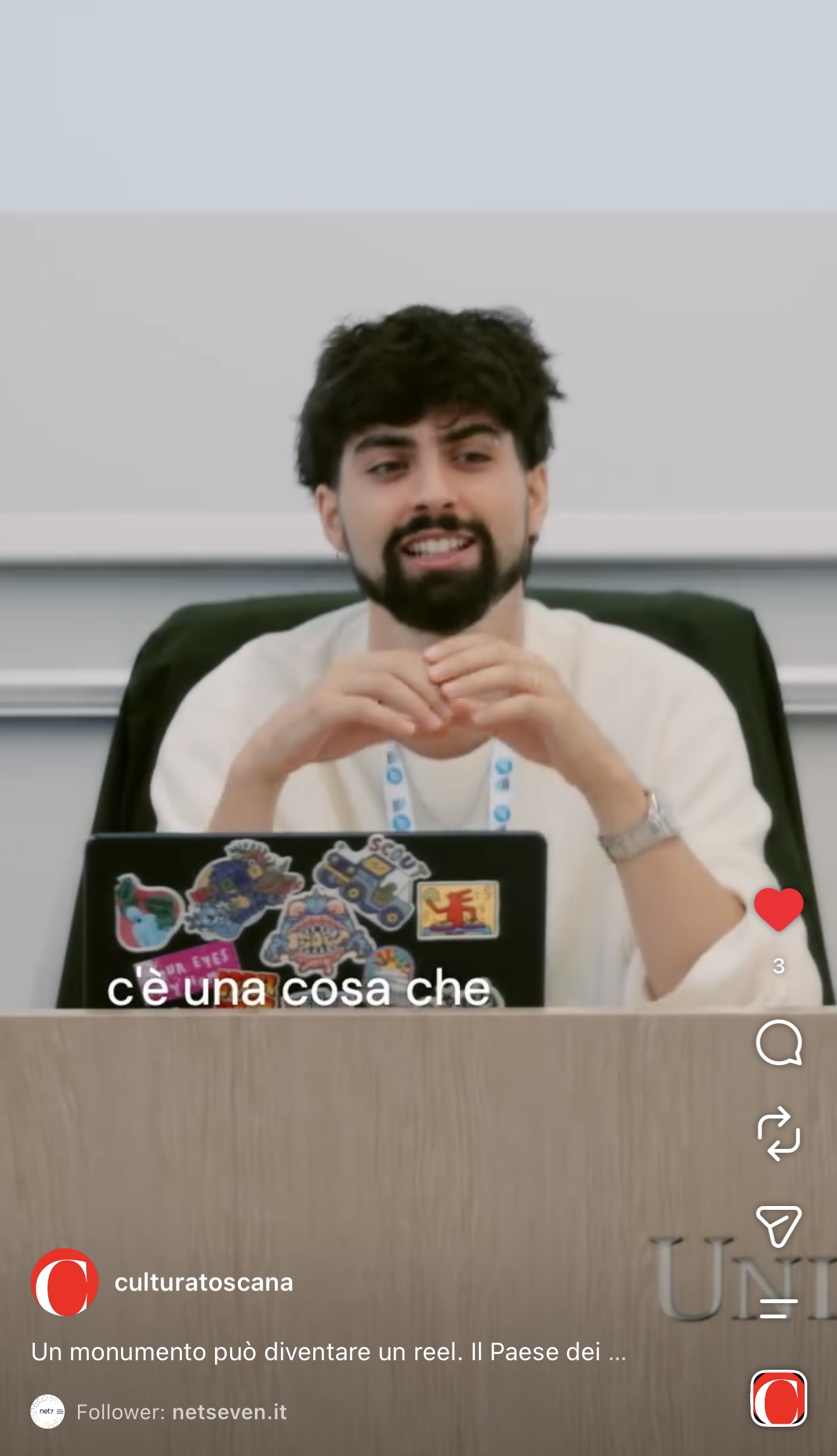 Pietro seduto dietro un computer durante la presentazione, dal reel di Cultura Toscana