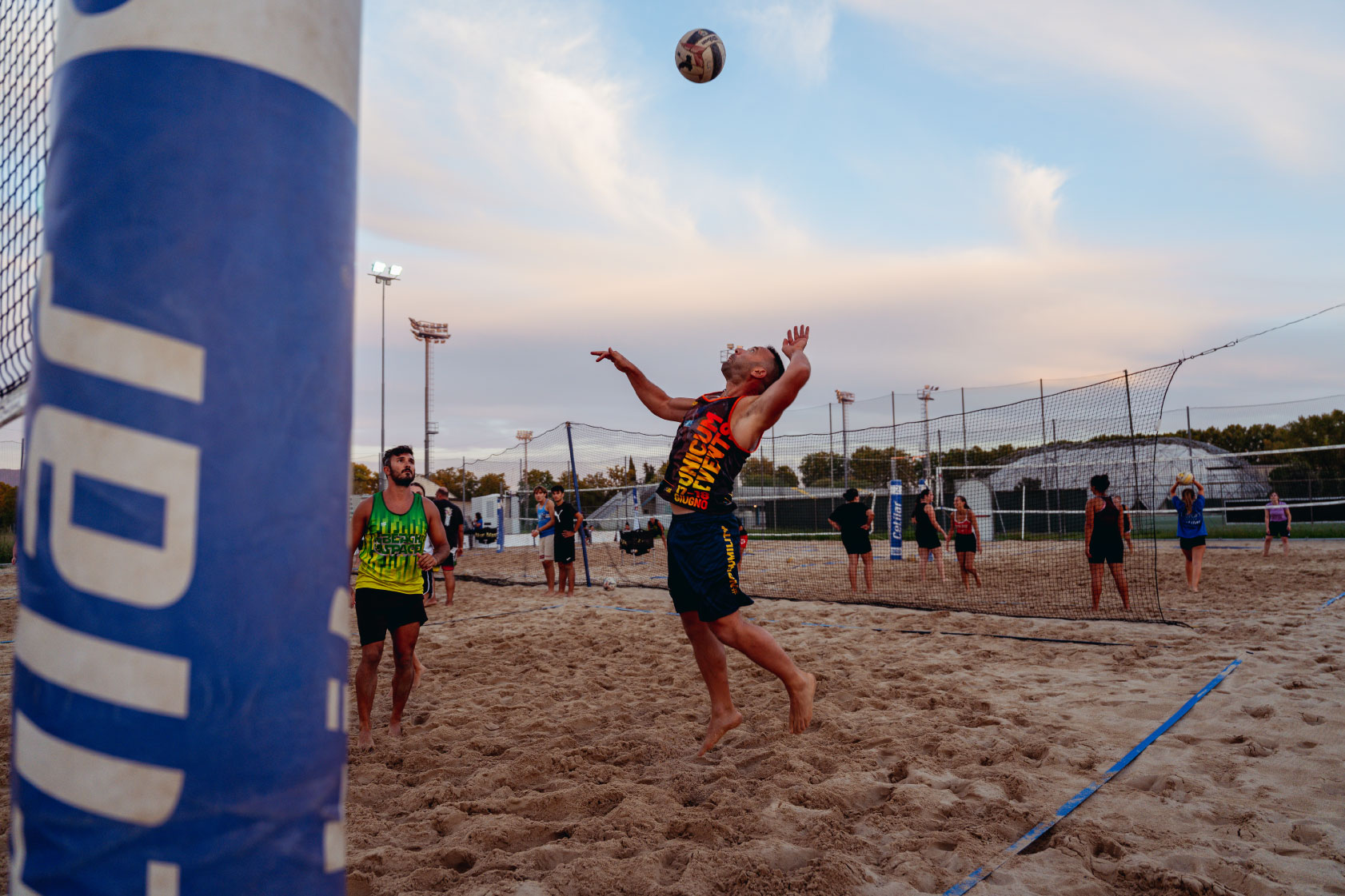 Un momento di gioco sui campi di Beach Space Pisa
