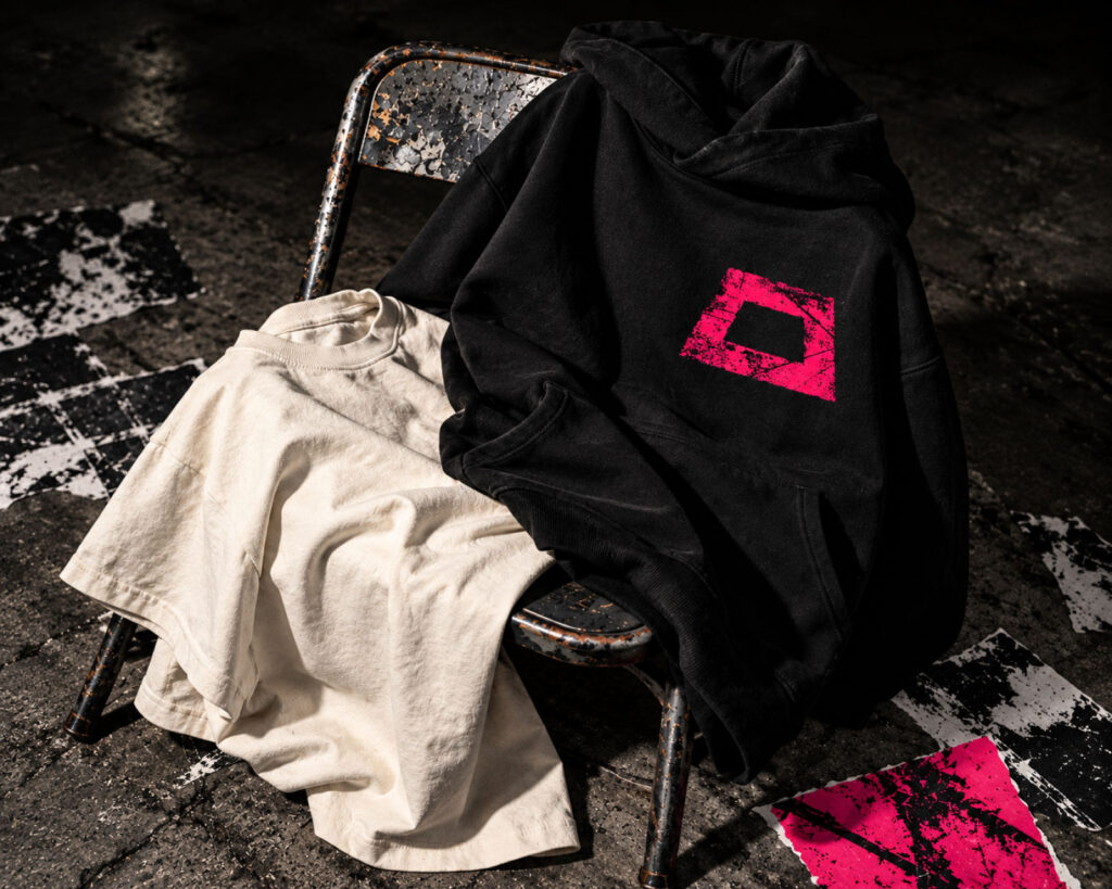 Applicazioni della brand identity Vacancy su capi e materiali streetwear.