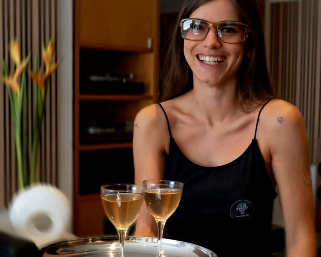 La bartender con i cocktail preparati per l’evento di Music for Life