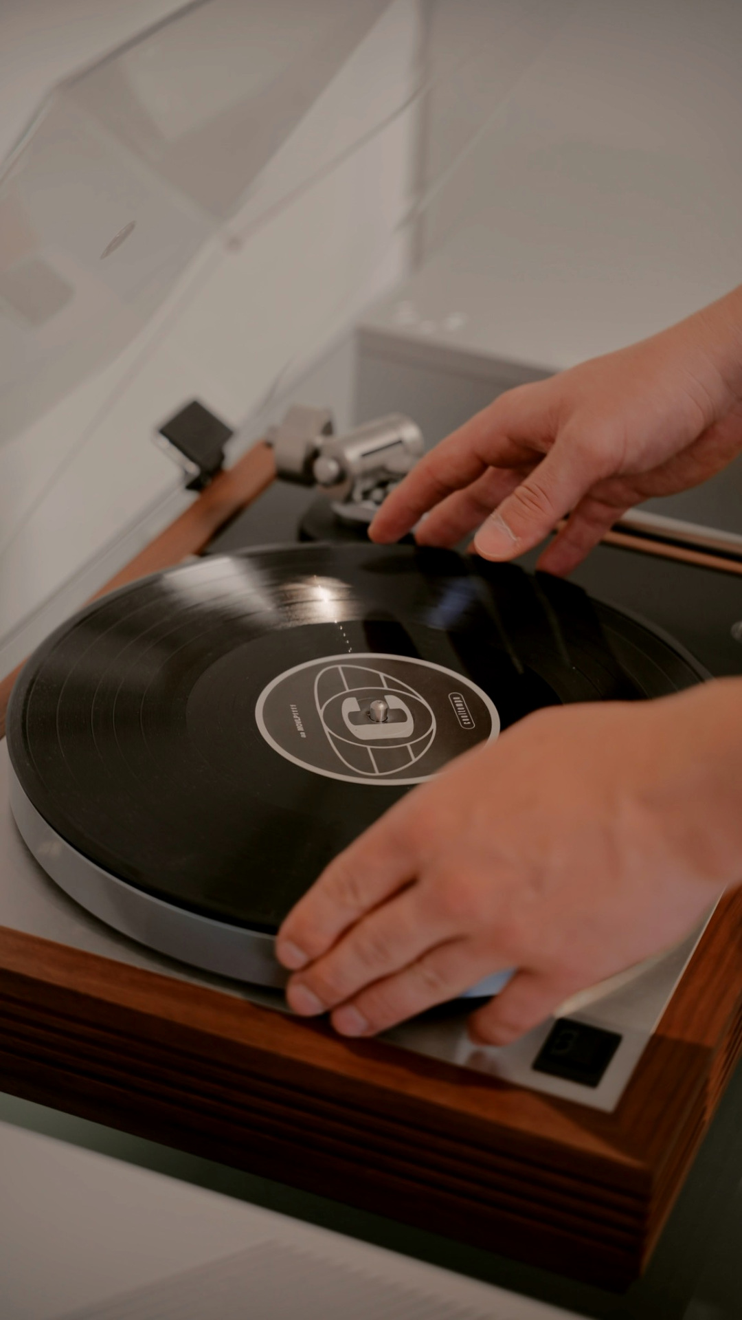 Una mano posa il vinile sul giradischi
